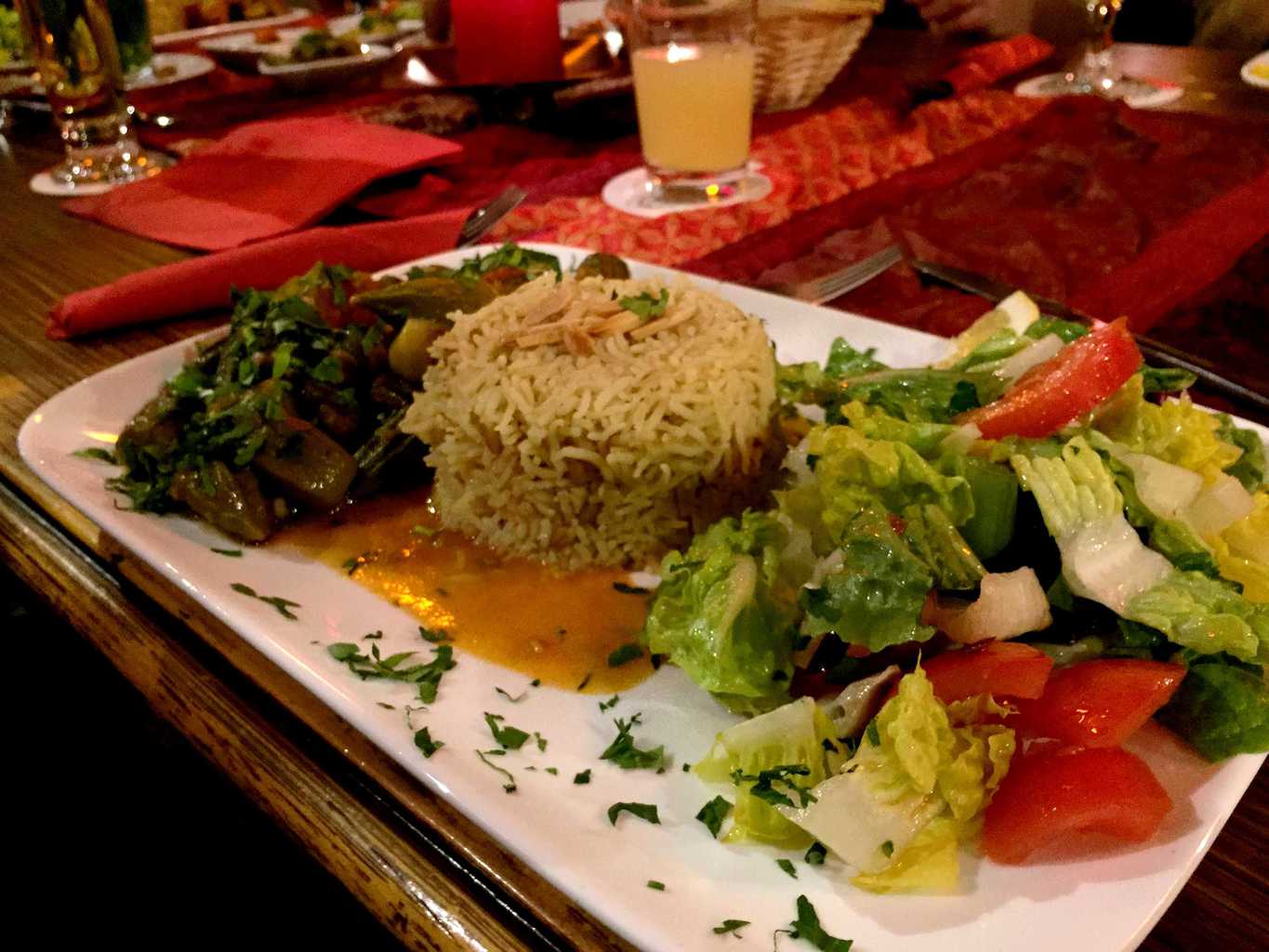 Okraschoten mit Reis und Salat