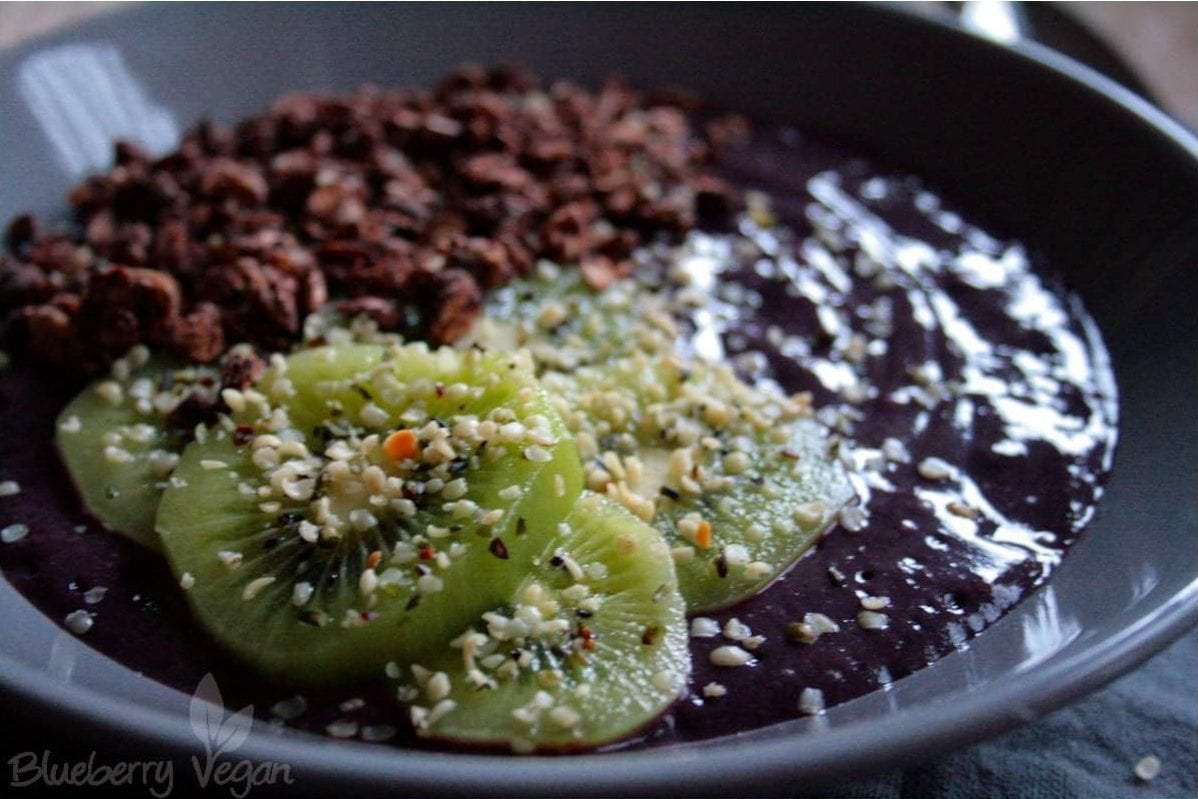 Smoothiebowl mit Knuspermüsli und Kiwi