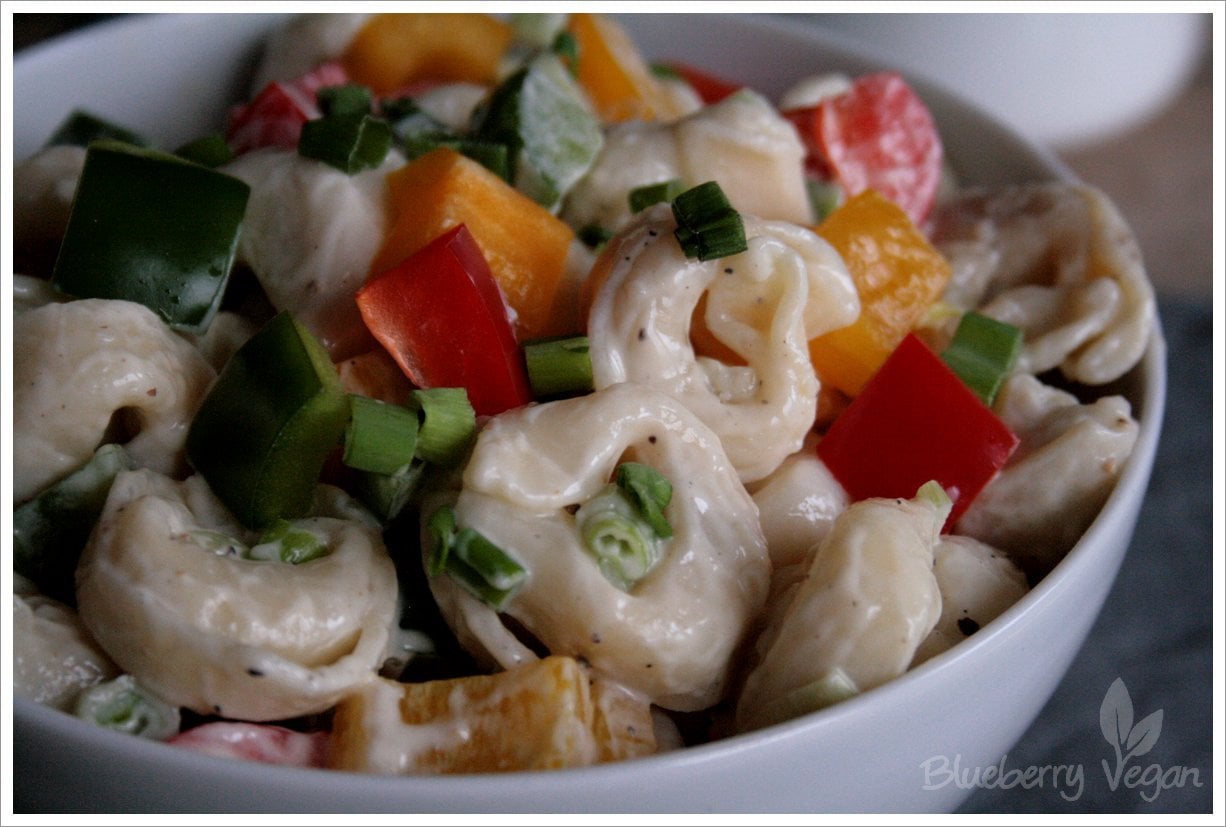 Bunter Tortellini-Salat mit Tofu-Mayo – Blueberry Vegan