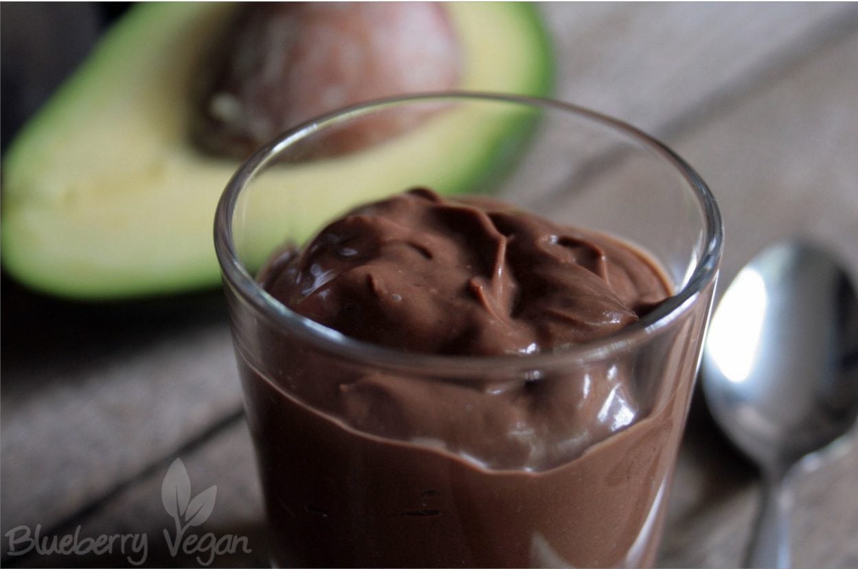 Schokoladencreme mit Avocado und Joghurt – Blueberry Vegan