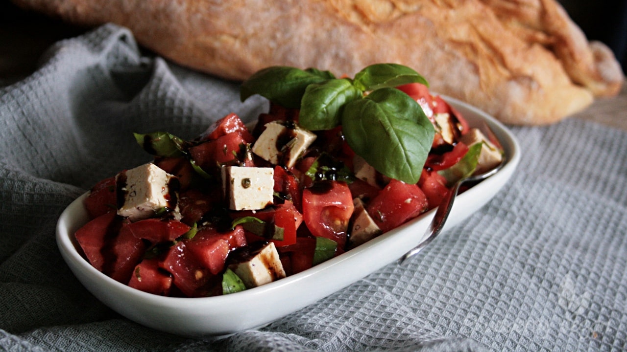 Salat mit Wassermelone, Basilikum und Tofu-Feta – Blueberry Vegan