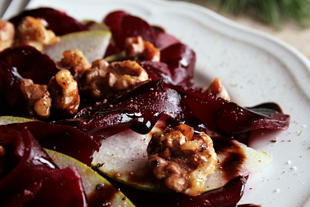 Rote Bete Carpaccio mit Birne und karamellisierten Walnüssen ...