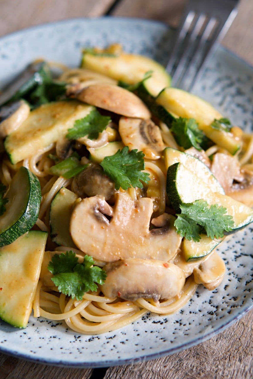 Asiatische Erdnuss-Nudeln mit Zucchini und Champignons | Blueberry Vegan