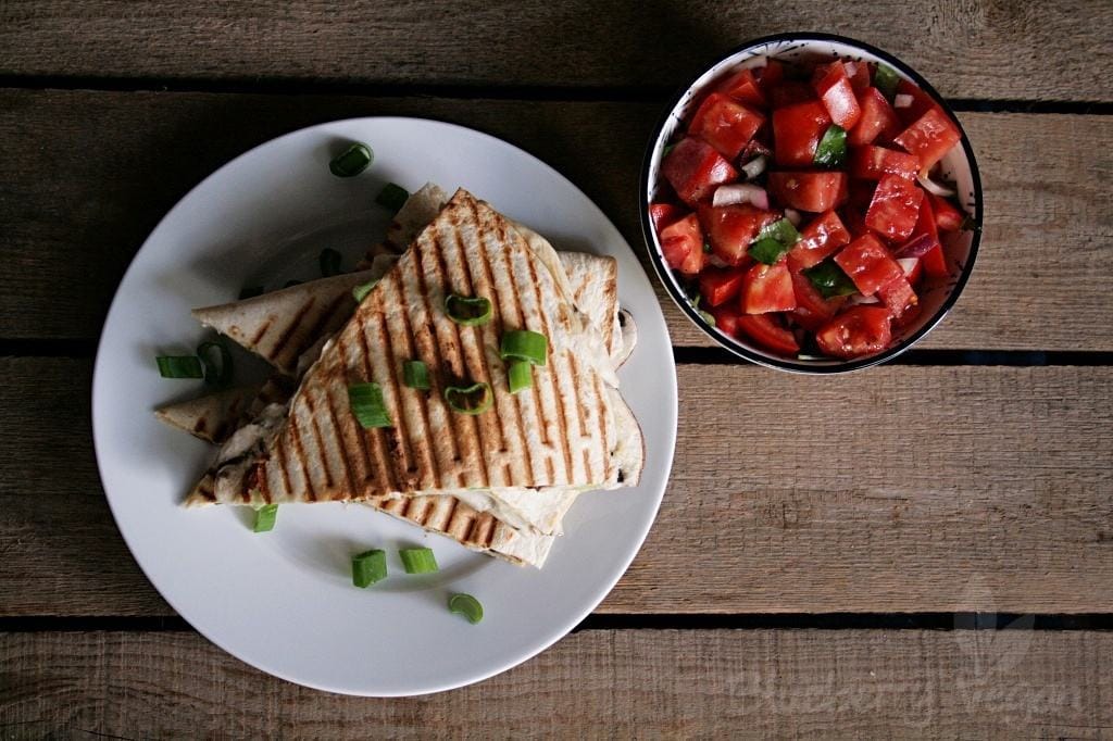 Quesadillas mit Cashewkäse, Pilzen und Tomatensalat - Blueberry Vegan