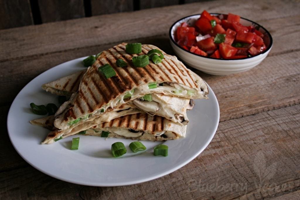 Quesadillas mit Cashewkäse, Pilzen und Tomatensalat - Blueberry Vegan