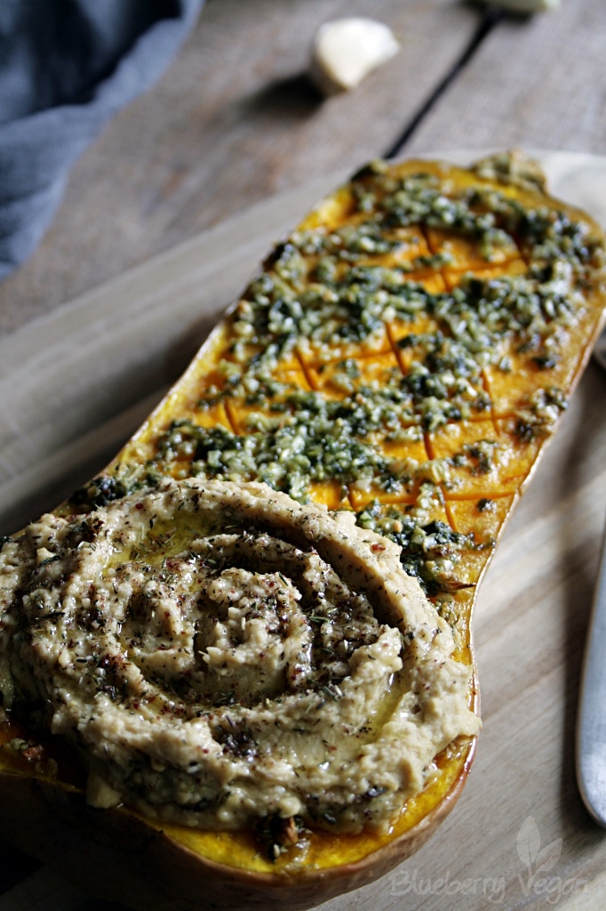 Gebackener Butternusskürbis mit Knoblauch und Basilikum - Blueberry Vegan