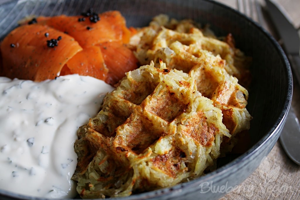 Herzhafte Kartoffelwaffeln mit veganem Kräuterquark | Blueberry Vegan