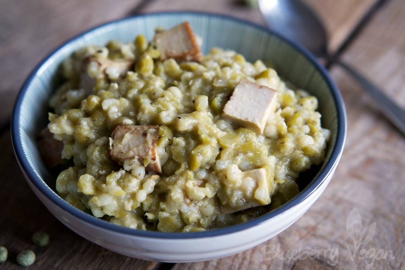 Deftiger Erbseneintopf mit Graupen und Räuchertofu - Blueberry Vegan