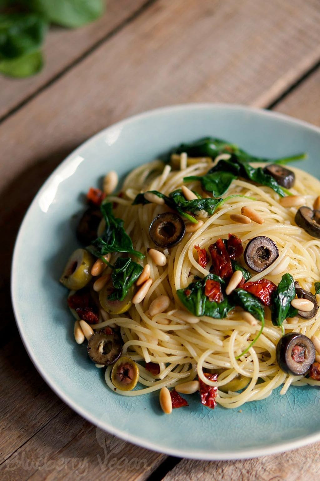 Würzige Spaghetti mit Oliven, Spinat und getrockneten Tomaten ...