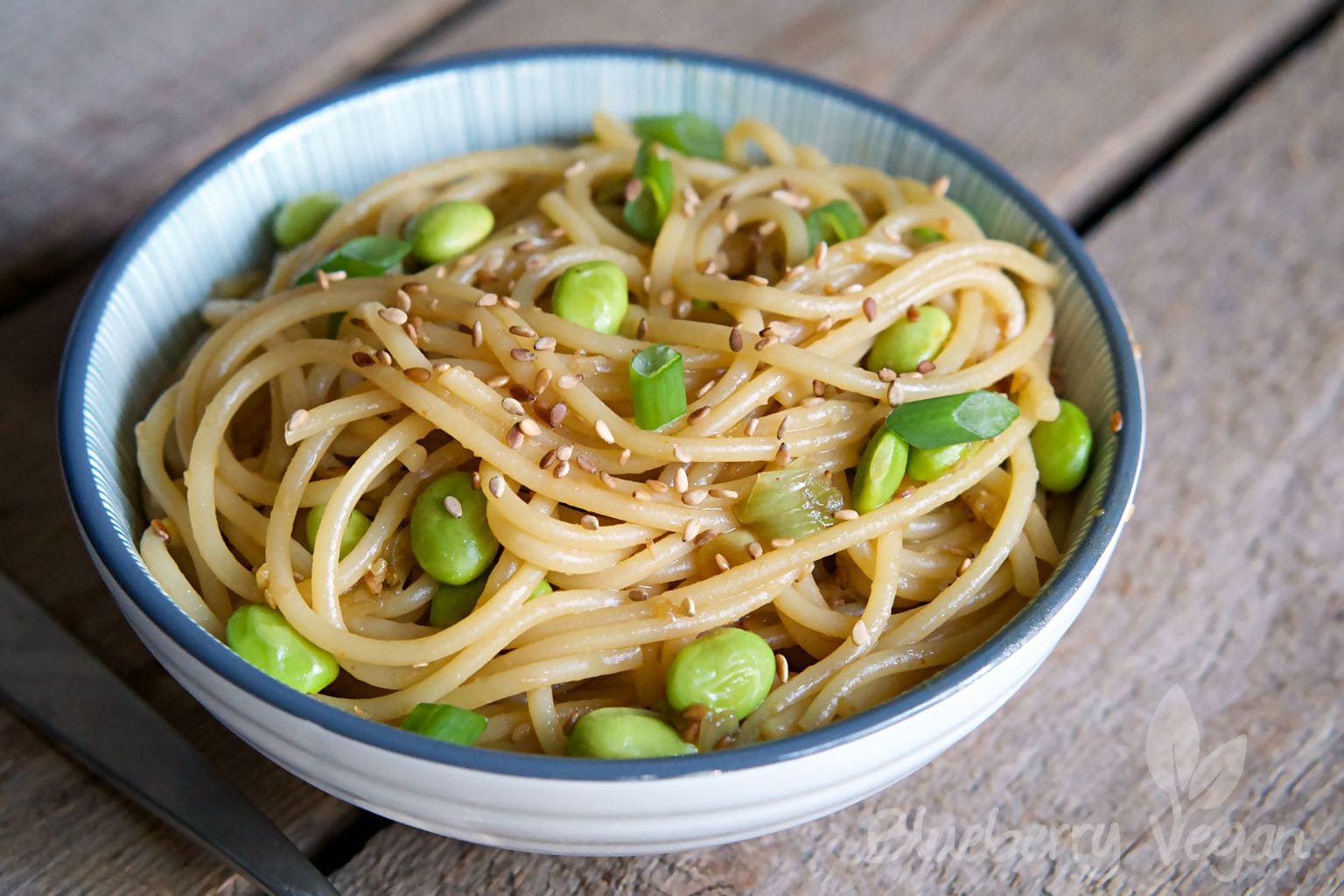 Würzige Sesam-Nudeln mit Edamame | Blueberry Vegan