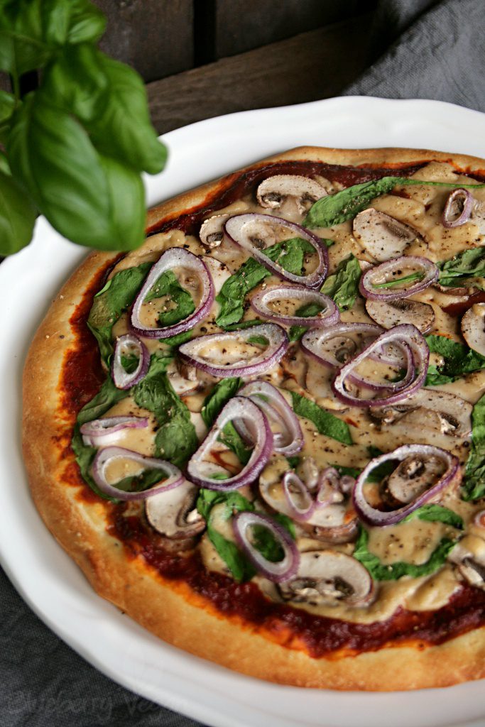 Pizza mit meinem allerliebsten, veganen Pizzakäse