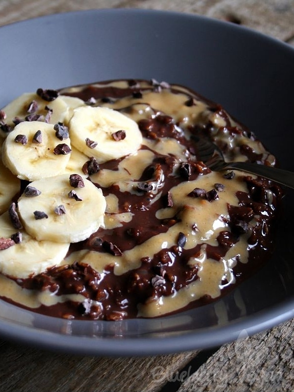 Schoko-Porridge mit Erdnussbutter und Banane