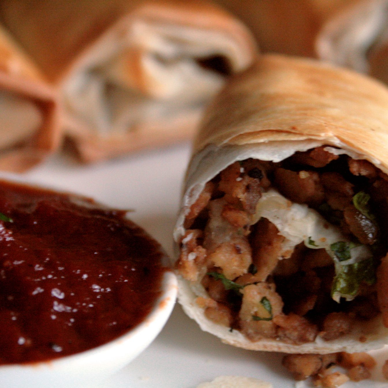 Filo Hack Röllchen mit rauchigem Tomatendip - Blueberry Vegan