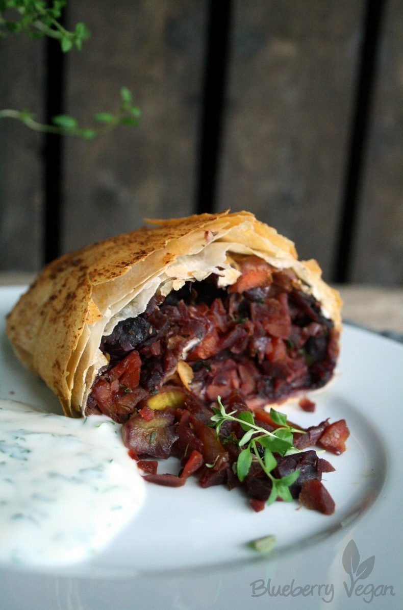 Gemüsestrudel aus Wurzelgemüse mit Joghurtdip