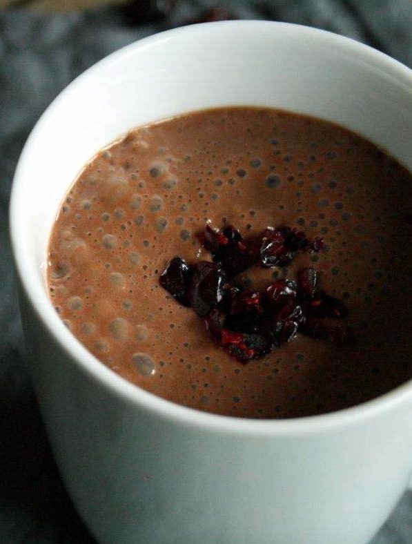 Cremige, heiße Schokolade aus dem Mixer - Blueberry Vegan