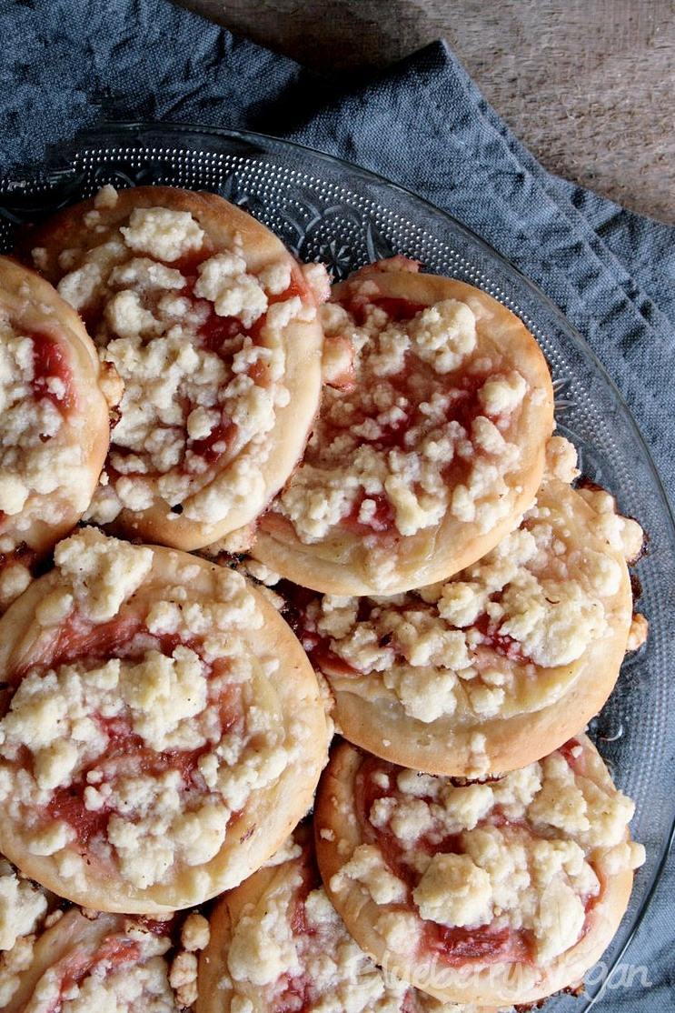 Pudding-Streusel-Taler mit Erdbeere und Rhabarber