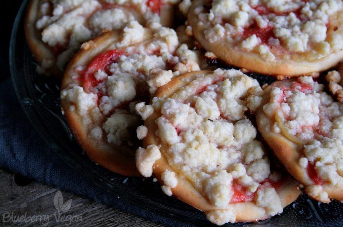 Pudding-Streusel-Taler mit Erdbeere und Rhabarber | Blueberry Vegan