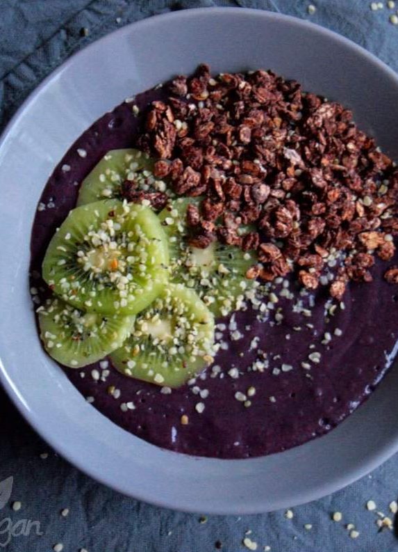 Blaubeer-Smoothie-Bowl mit Knuspermüsli und Kiwi