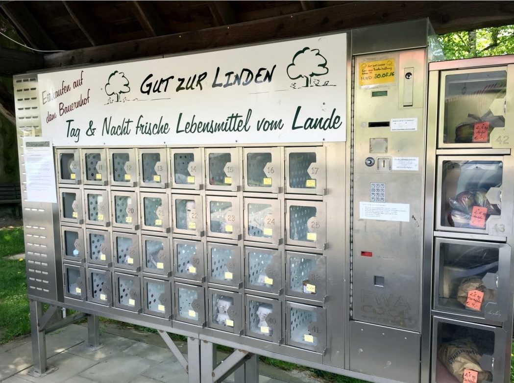 Der Automat vom Gut zur Linden mit Äpfeln, Eiern, Milch und Brot