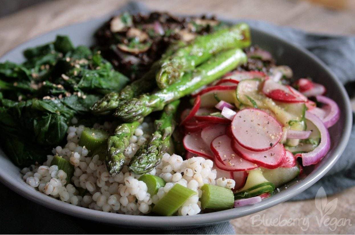 Frühlingsbowl mit Radieschen, Graupen und Spargel