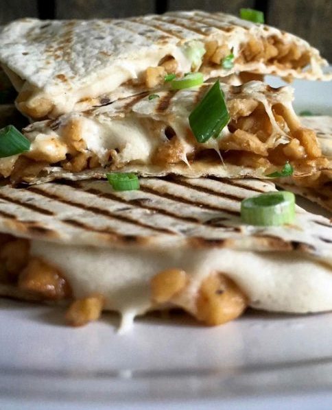 Quesadillas mit Sojahack und Cashewkäse