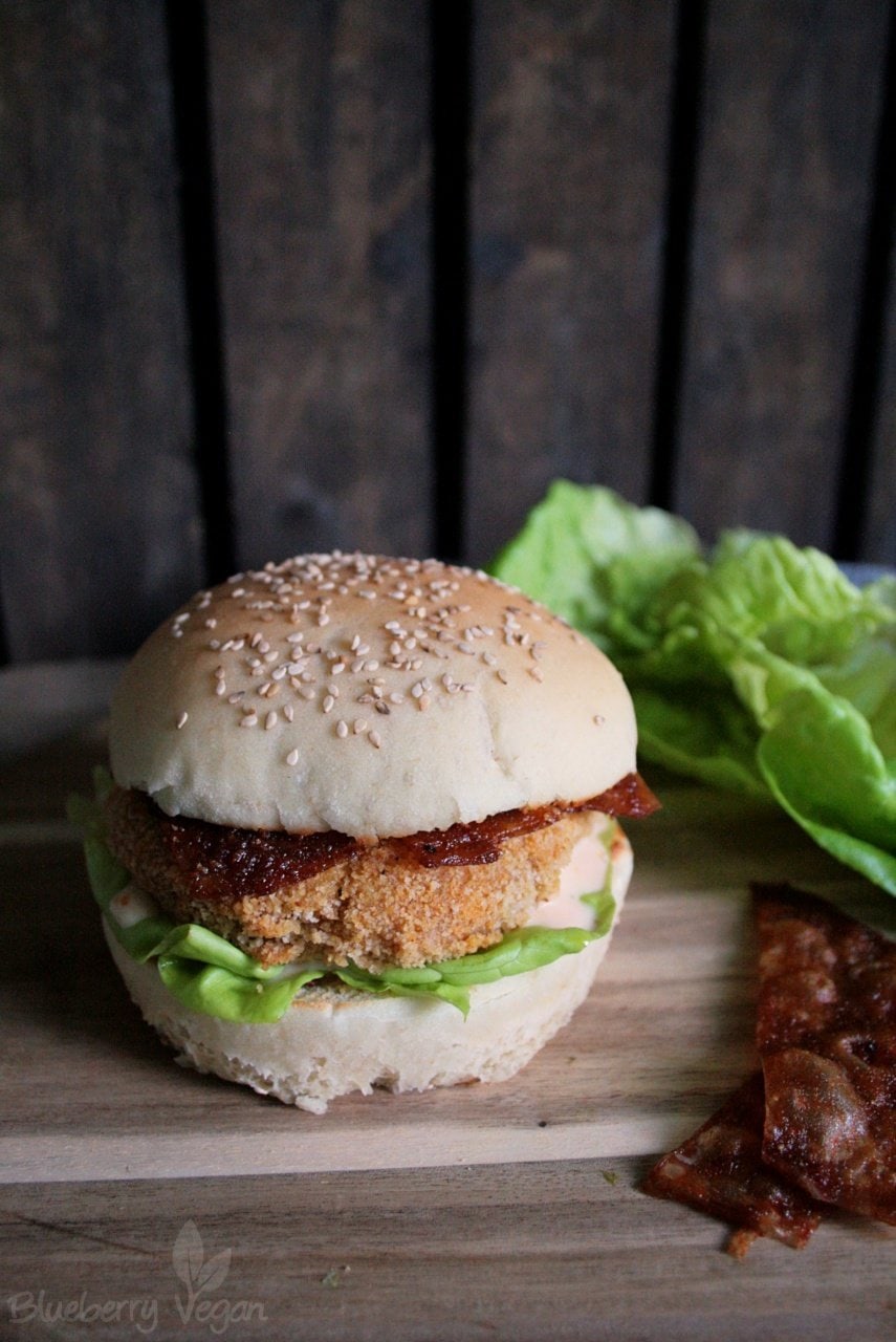 Veganer Chicken Burger mit Reispapier-Bacon und Sriracha-Mayo