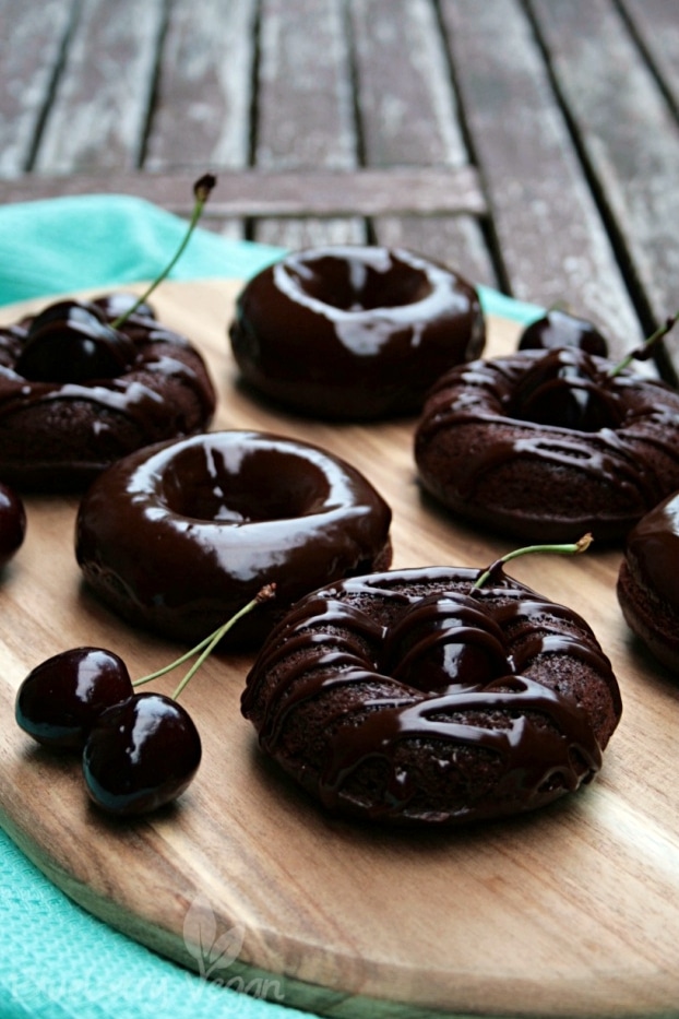 Brownuts – Brownie Donuts mit Kirschen