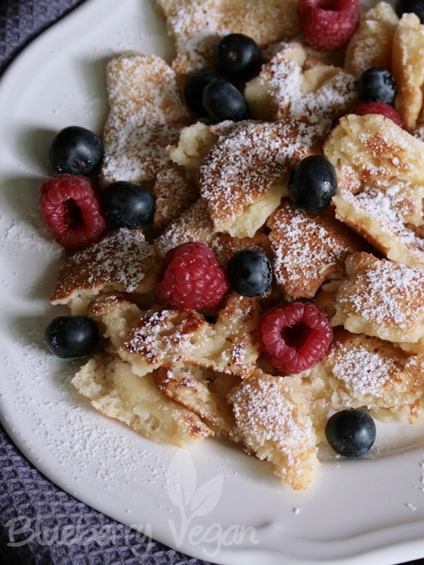 Dinkel-Buttermilch-Schmarrn mit frischen Beeren