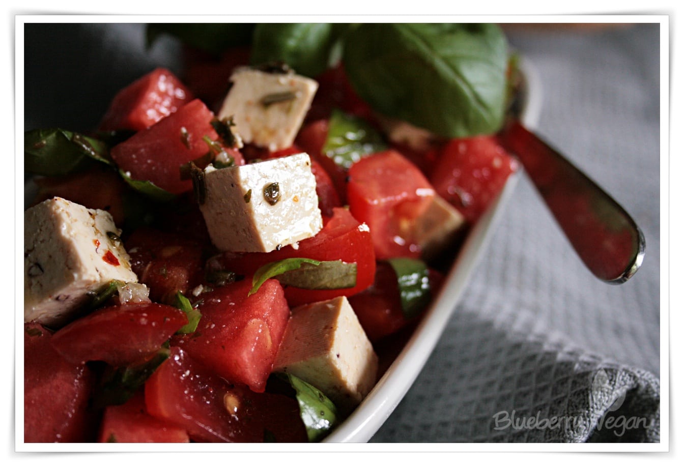 Salat mit Wassermelone, Basilikum und Tofu-Feta | Blueberry Vegan