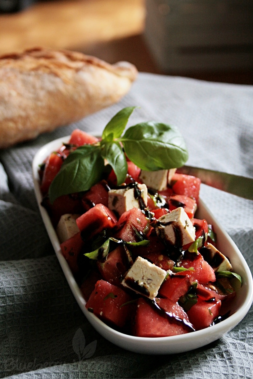 Salat mit Wassermelone, Basilikum und Feta-Alternative