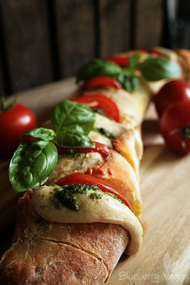 Fächerbrot mit Tomate und veganem Mozzarella