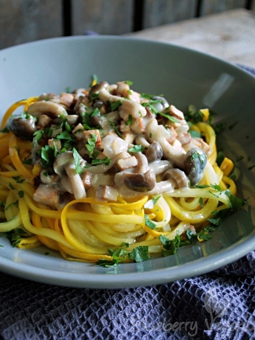 Zoodles mit veganer Pilz-Carbonara