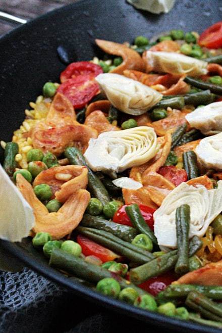 Paella mit Pulled Soja, Bohnen und Artischocken