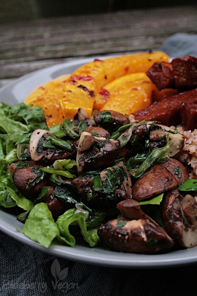 Herbst Bowl mit Ofenkürbis, Champignons und Barbecue Tofu