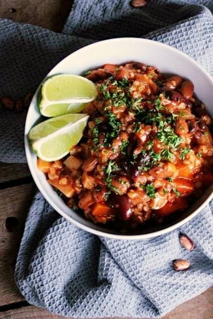 Deftiges Graupen-Chili mit dreierlei Bohnen