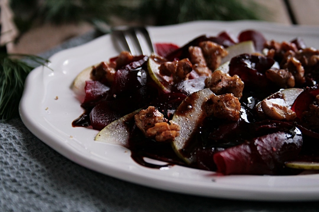 Rote Bete Carpaccio mit Birne und karamellisierten Walnüssen ...