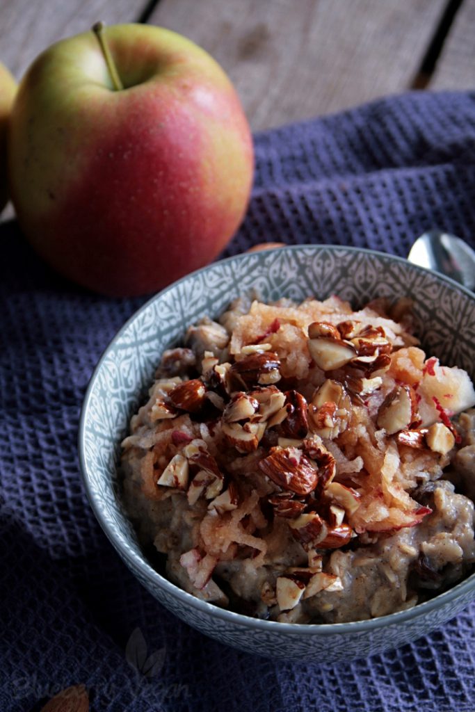 Wärmendes Apfelkuchen-Porridge mit glasierten Mandeln