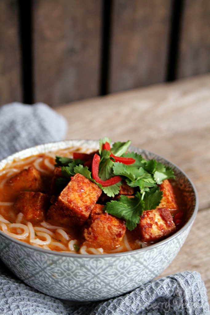 Thai-Curry-Nudelsuppe mit würzigem Tofu