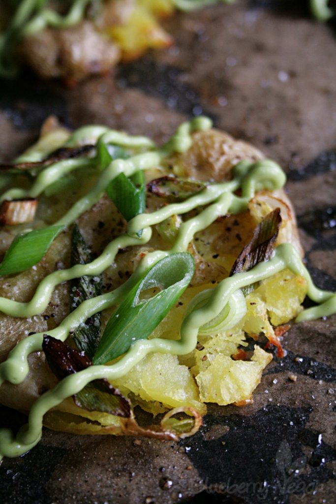 Knusprige Quetschkartoffeln mit Avocado-Aioli