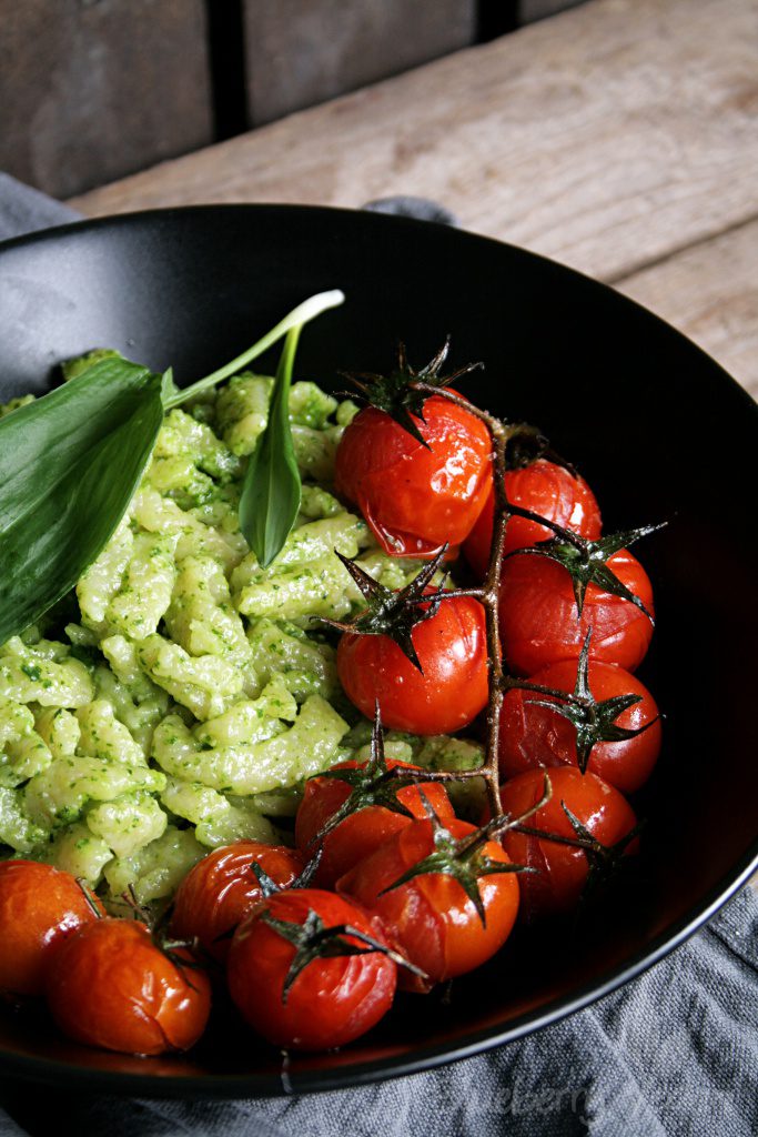 Spätzle mit Bärlauchpesto und Schmortomaten