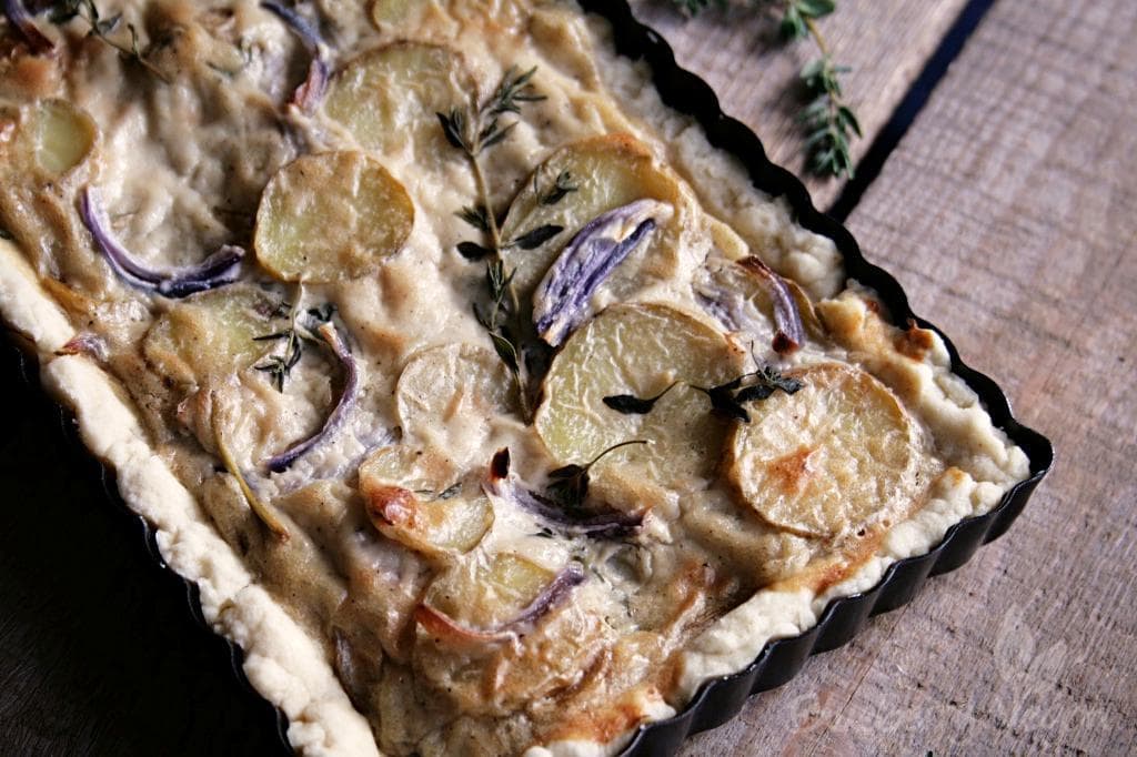 Cremige Kartoffeltarte mit Thymian und roten Zwiebeln - Blueberry Vegan