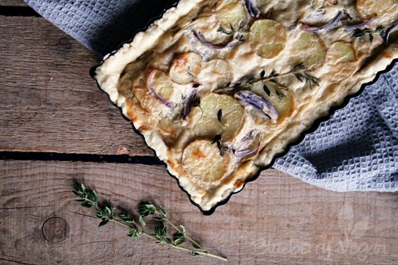 Cremige Kartoffeltarte mit Thymian und roten Zwiebeln - Blueberry Vegan