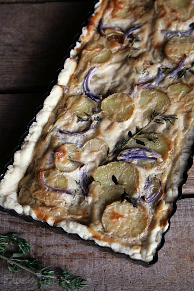 Cremige Kartoffeltarte mit Thymian und roten Zwiebeln