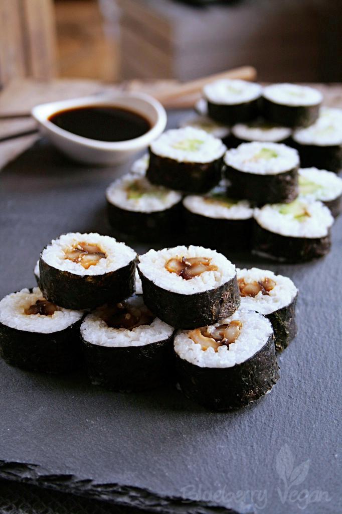 Veganes Sushi – Maki mit Shiitake, Avocado und Gurke