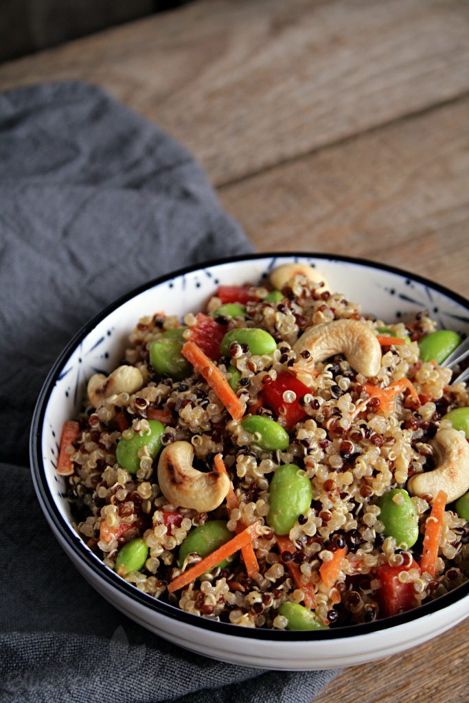 Quinoasalat mit Edamame und würzigem Zitronen-Soja-Dressing