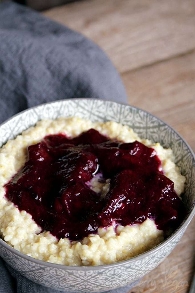 Kerniges Hirseporridge mit Rhabarber-Blaubeer-Kompott | Blueberry Vegan