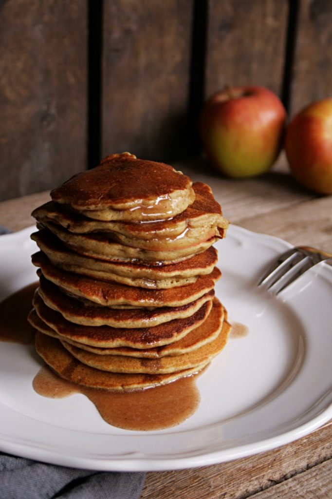 Sättigende Müslipancakes mit Apfelscheiben und Zimtsirup