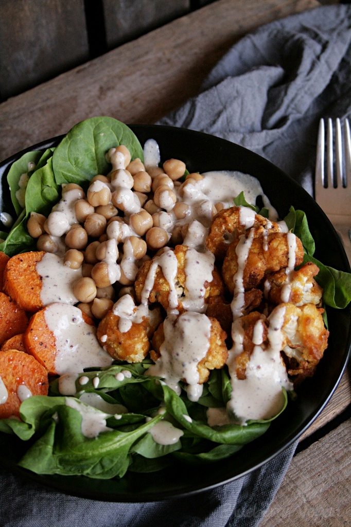 Spinat-Süßkartoffel-Bowl mit Brathähnchen-Blumenkohl, Kichererbsen und Caesar-Dressing