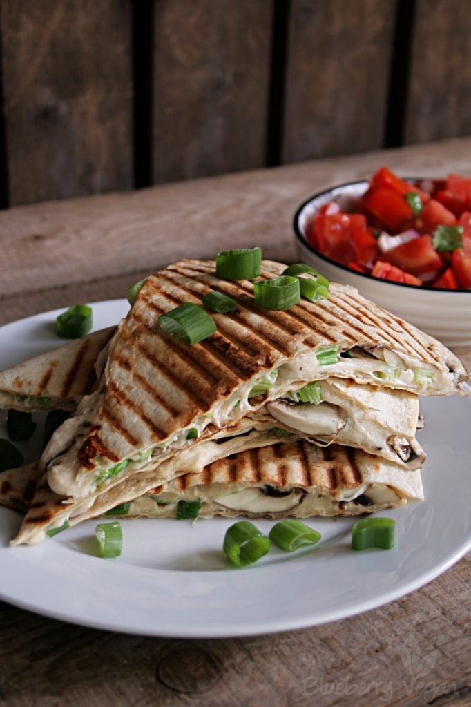 Quesadillas mit Cashewkäse, Pilzen und Tomatensalat