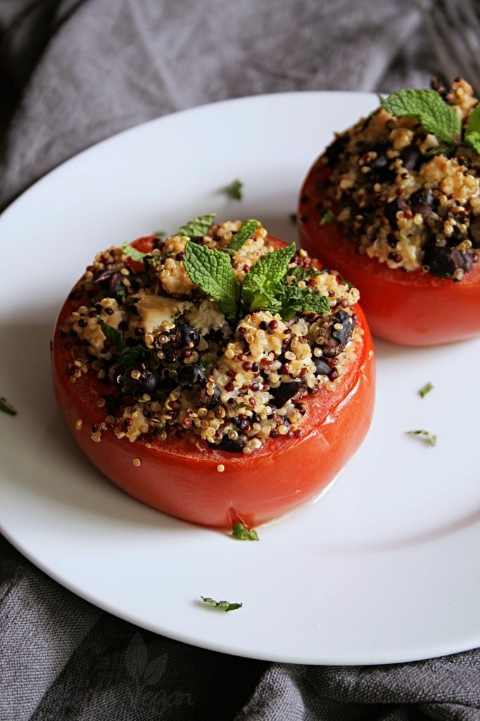 Gefüllte Tomaten mit Quinoa und würzigem Tofu